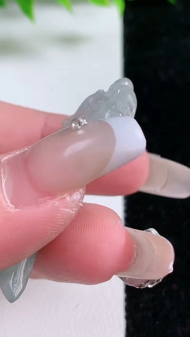 天然A货翡翠龙牙吊坠，尺寸45-16.5-5.9，重:9.50g
3月11日