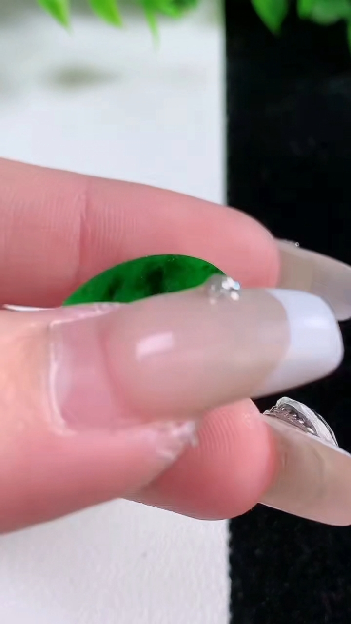 天然A货翡翠无事牌镶嵌件，尺寸25-1，重:1.04g
3月10日