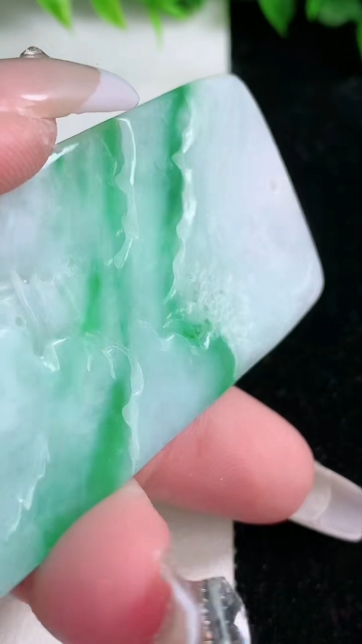 天然A货翡翠山水牌吊坠，尺寸65.2-32.6-11，重:51.47g
3月10日