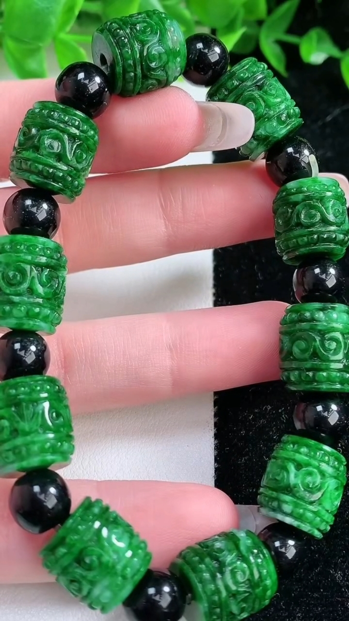 天然A货翡翠路路通手串，尺寸13.2-11.6，重:43.92g3月10日
工厂直销收藏佳品,种好水足，色泽均匀，有种有色，上手高大气！