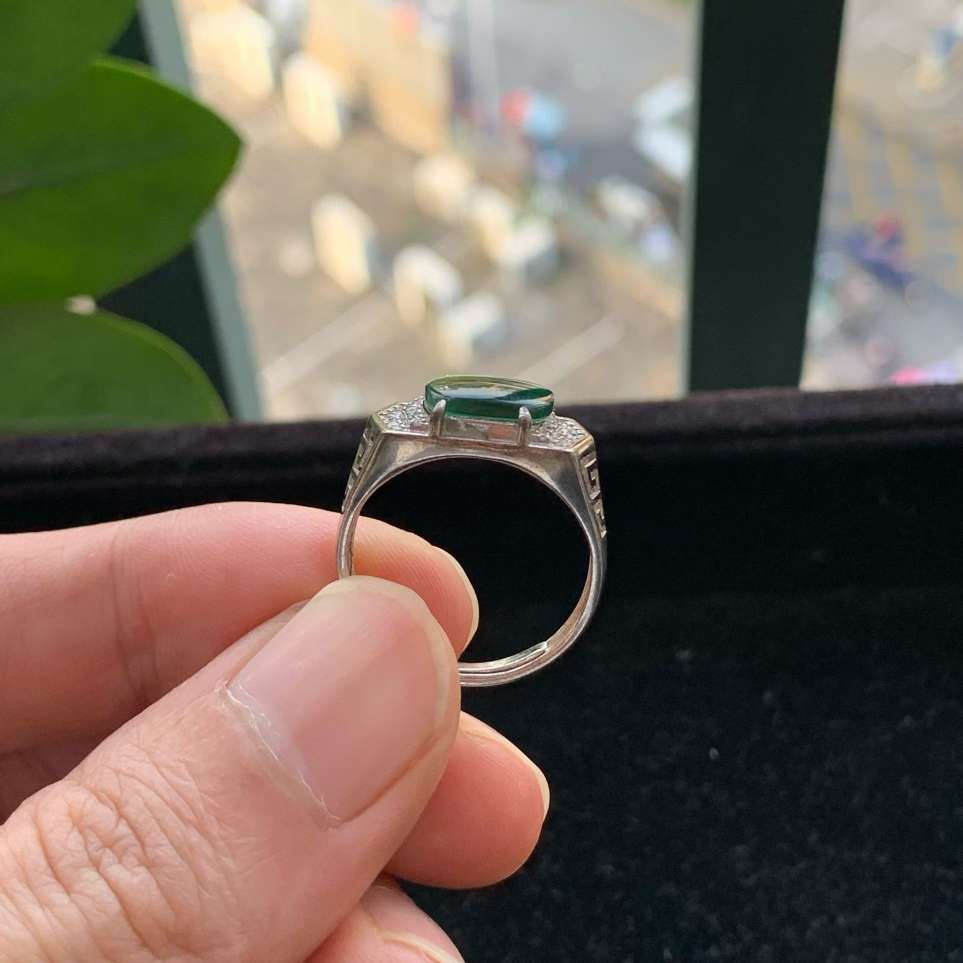 A货天然翡翠冰糯种925银活口满绿戒指重量3.15
3月10日