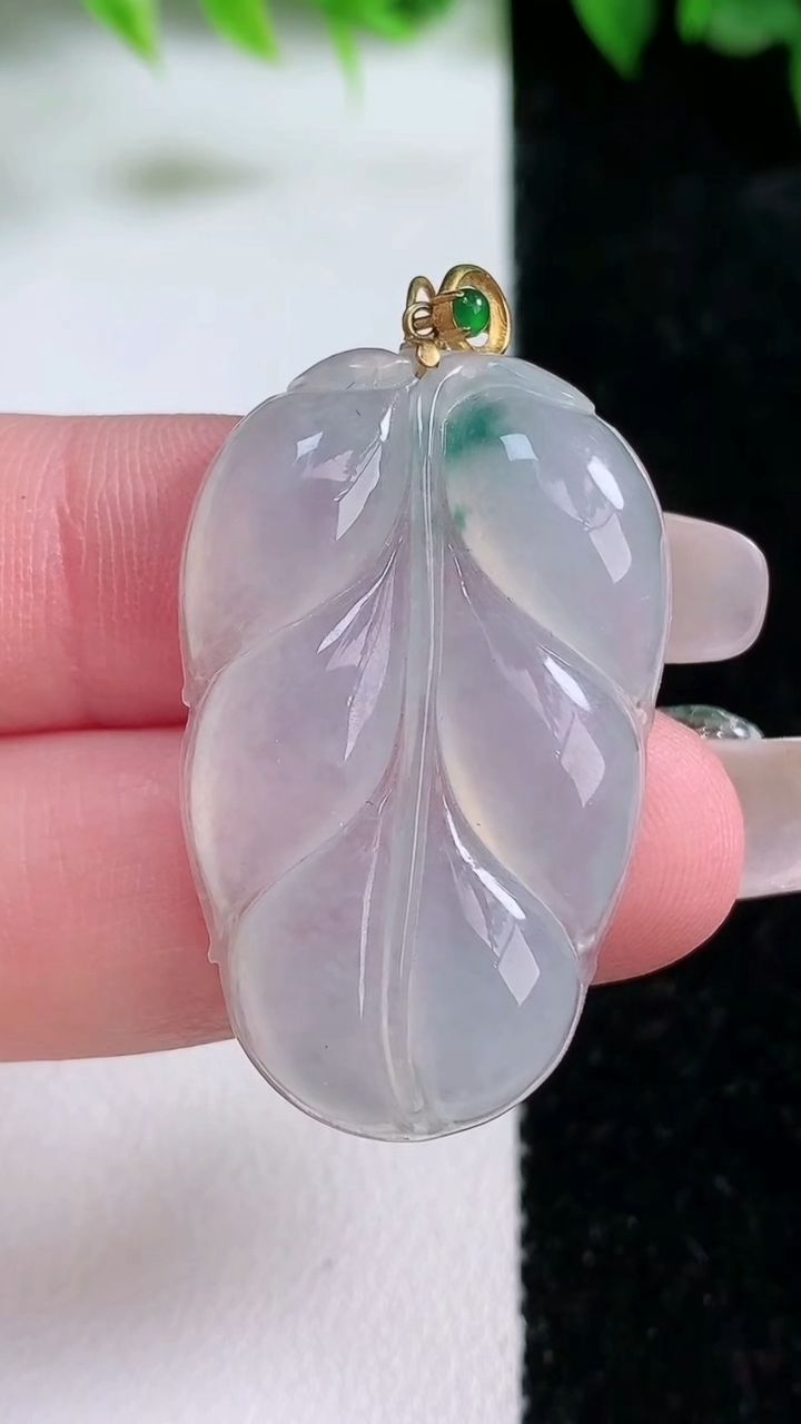 天然A货翡翠种飘花金枝玉叶 叶子吊坠，尺寸35-21.6-5，重:7.92g
3月10日