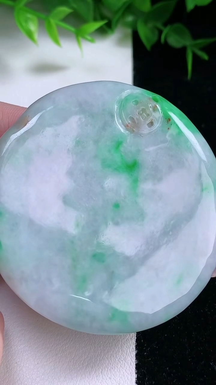 天然A货翡翠龙牌吊坠，尺寸54.7-12.8，重:67.93g
3月10日