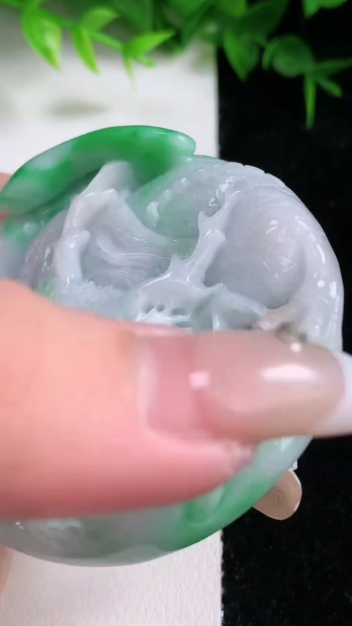 天然A货翡翠龙牌吊坠，尺寸54.7-12.8，重:67.93g
3月10日