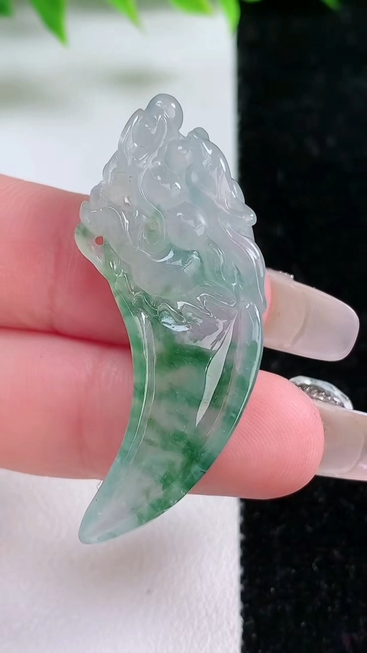 天然A货翡翠龙牙吊坠，尺寸45-16.5-5.9，重:9.50g
3月11日