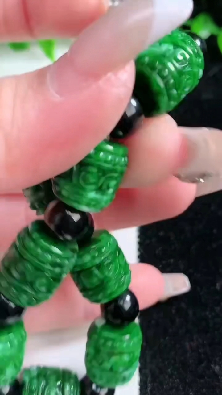 天然A货翡翠路路通手串，尺寸13.2-11.6，重:43.92g3月10日
工厂直销收藏佳品,种好水足，色泽均匀，有种有色，上手高大气！