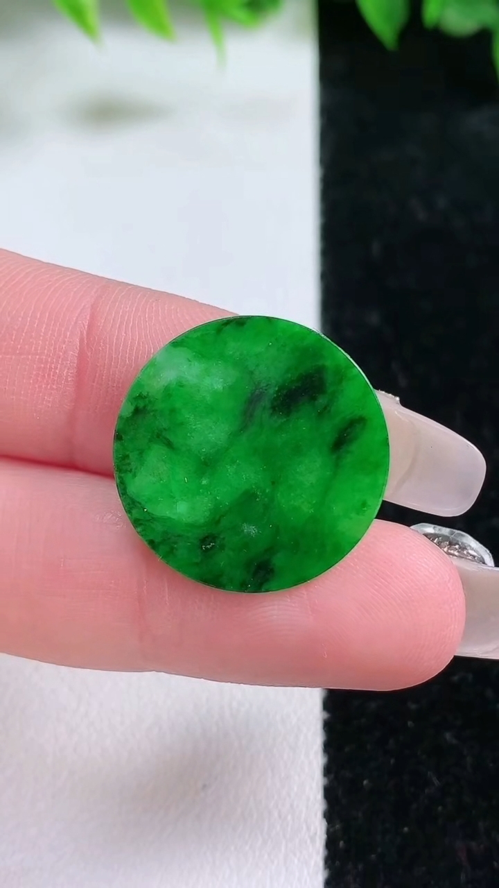 天然A货翡翠无事牌镶嵌件，尺寸25-1，重:1.04g
3月10日