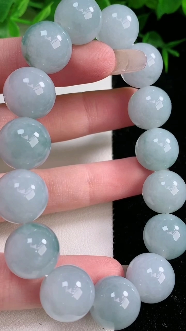 天然A货翡翠飘花圆珠手串，尺寸14-15颗，重:72.92g3月10日
工厂直销收藏佳品,种好水足，