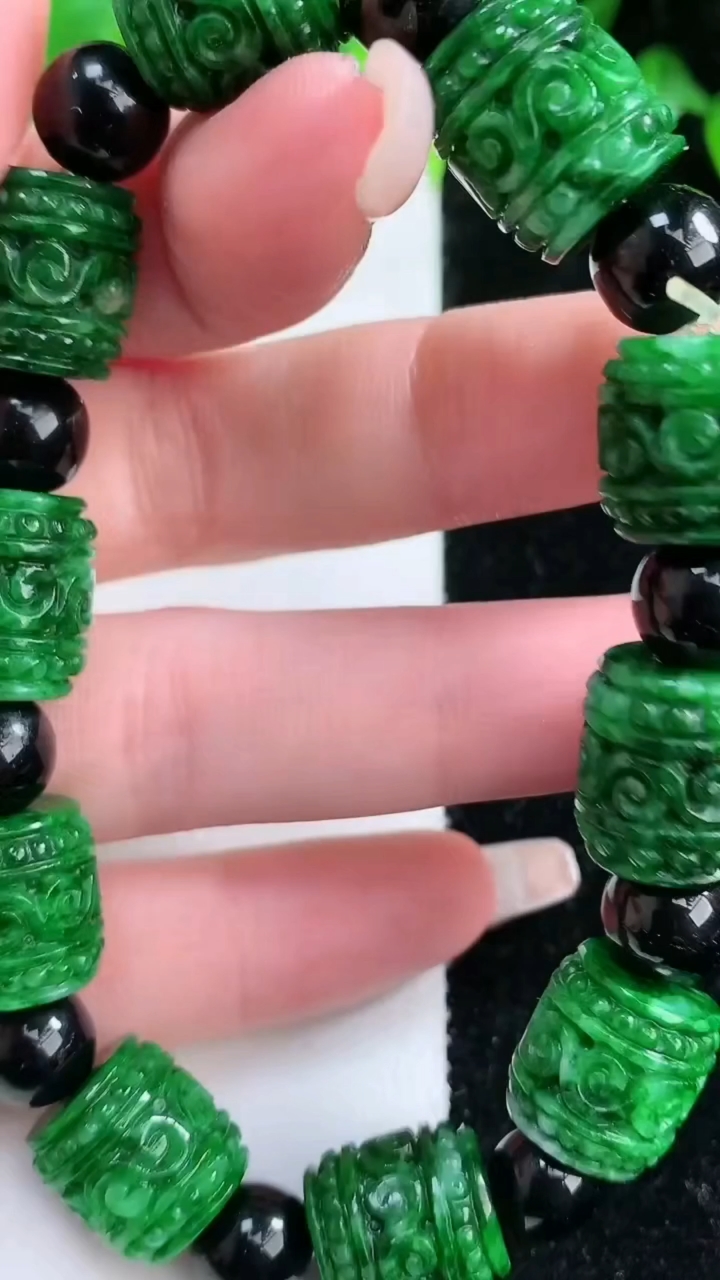 天然A货翡翠路路通手串，尺寸13.2-11.6，重:43.92g3月10日
工厂直销收藏佳品,种好水足，色泽均匀，有种有色，上手高大气！