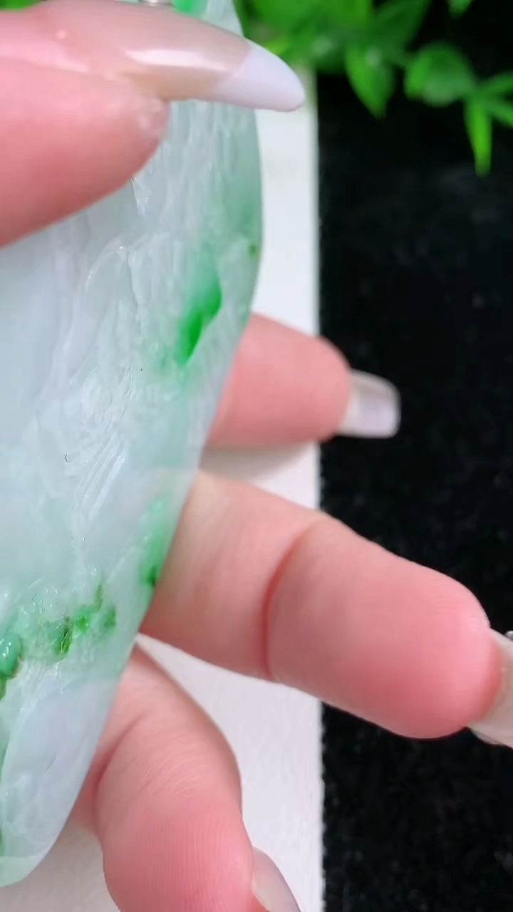 天然A货翡翠山水牌吊坠，尺寸73.6-49-13.6，重:113.18g
3月10日