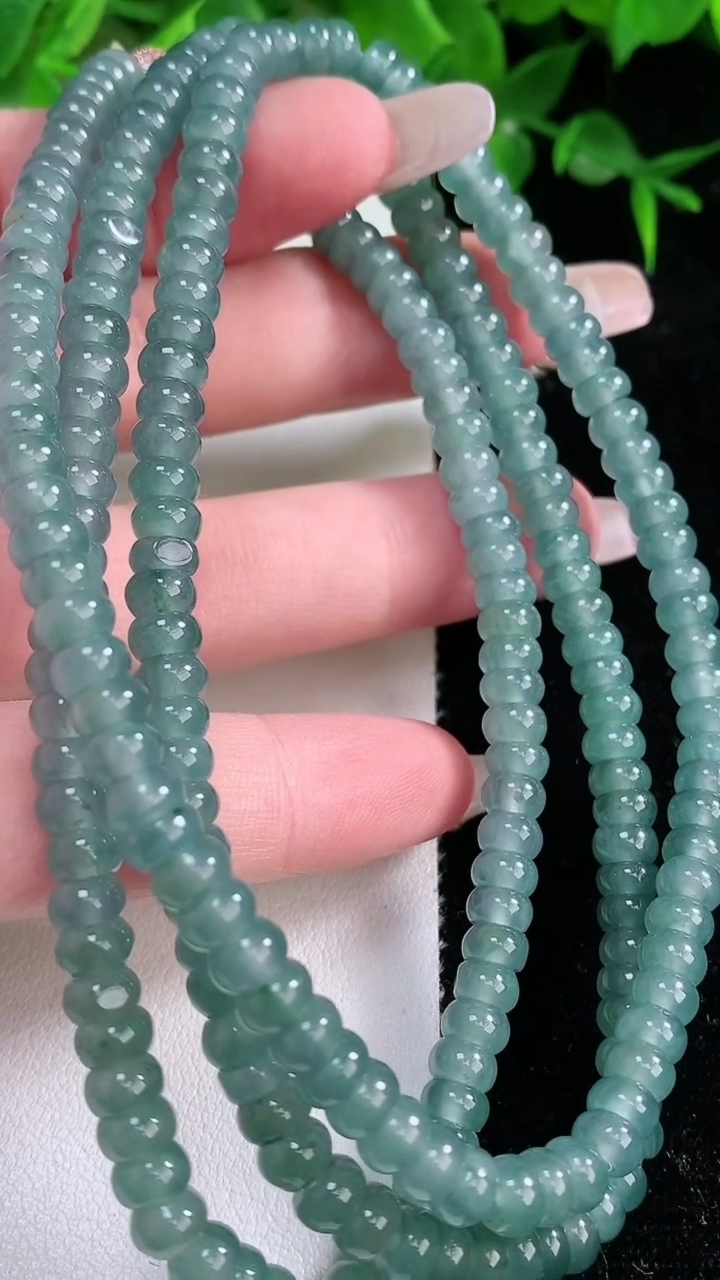 天然A货翡翠算盘珠项链，尺寸5.2-228颗，重:42.75g
3月10日