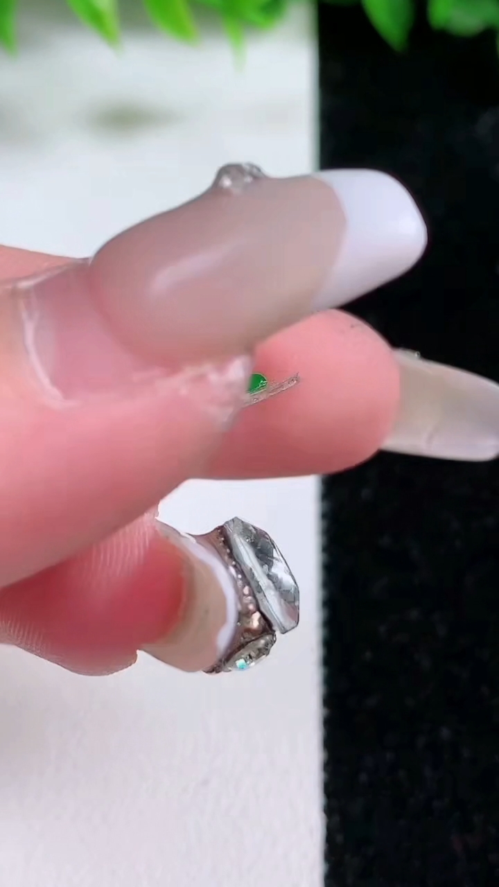 天然A货翡翠随形镶嵌件一手，尺寸9-4.2-2.8，重:0.44g
3月10日