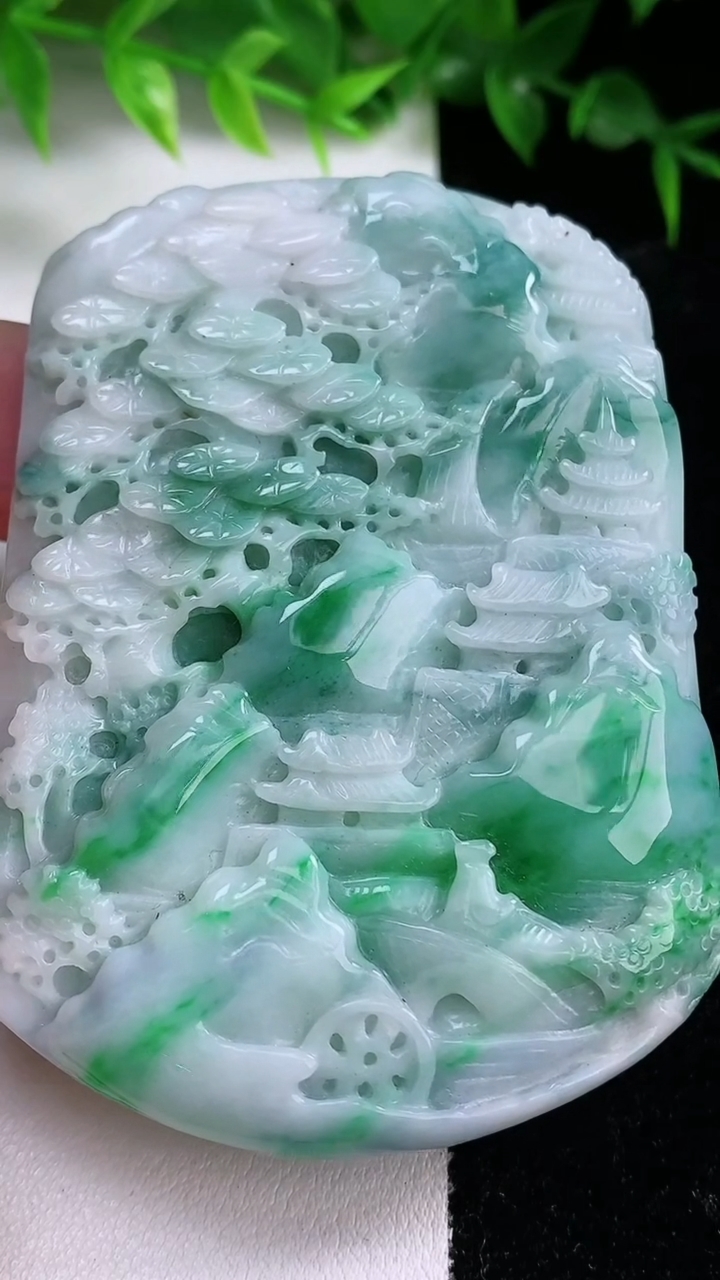 天然A货翡翠山水牌吊坠，尺寸73-54-11，重:95.95g
3月10日