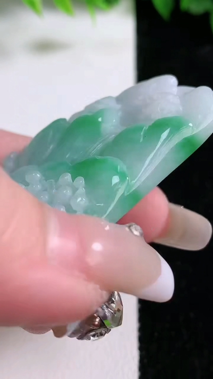 天然A货翡翠山水牌吊坠，尺寸65.2-32.6-11，重:51.47g
3月10日