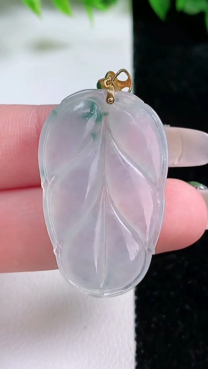 天然A货翡翠种飘花金枝玉叶 叶子吊坠，尺寸35-21.6-5，重:7.92g
3月10日