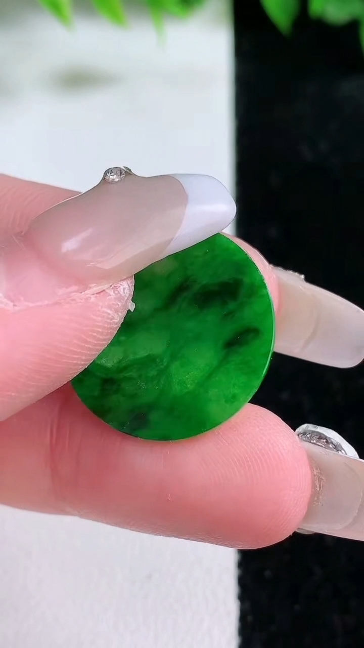 天然A货翡翠无事牌镶嵌件，尺寸25-1，重:1.04g
3月10日