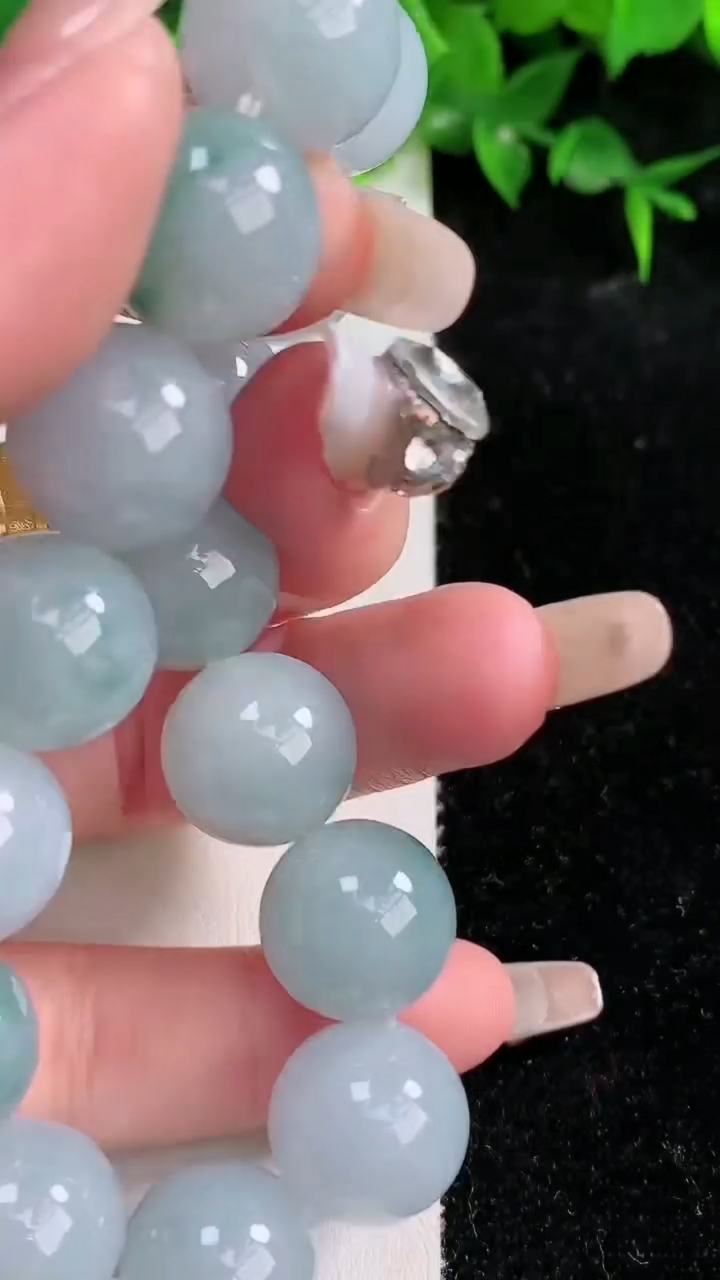 天然A货翡翠飘花圆珠手串，尺寸14-15颗，重:72.92g3月10日
工厂直销收藏佳品,种好水足，色泽均匀，有种有色，上手高大气！