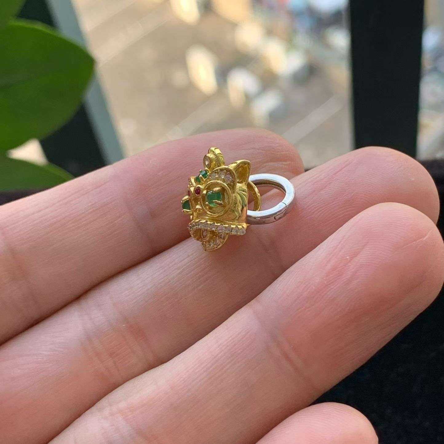 A货天然翡翠冰糯种925银满绿龙头吊坠重量3.23
3月10日