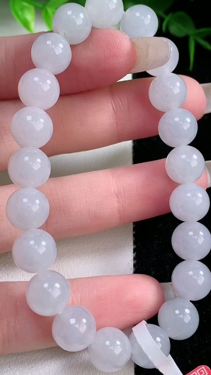 天然A货翡翠圆珠手串，尺寸9，重:26.52g3月10日
工厂直销收藏佳品,种好水足，色泽均匀，有种