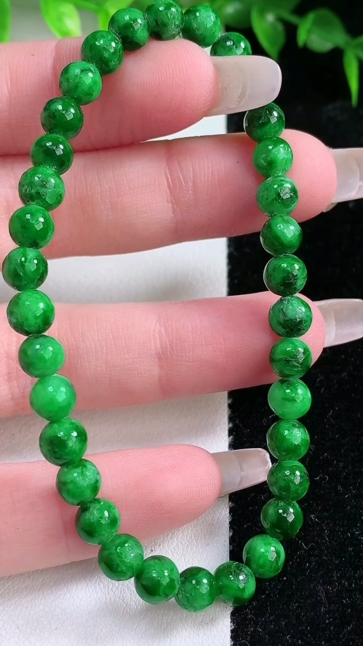 天然A货翡翠圆珠手串，尺寸5.8-34颗，重:9.98g3月10日
工厂直销收藏佳品,种好水足，色泽