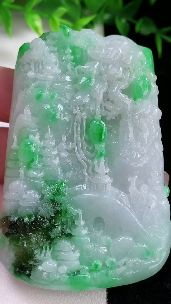 天然A货翡翠山水牌吊坠，尺寸73.6-49-13.6，重:113.18g
3月10日