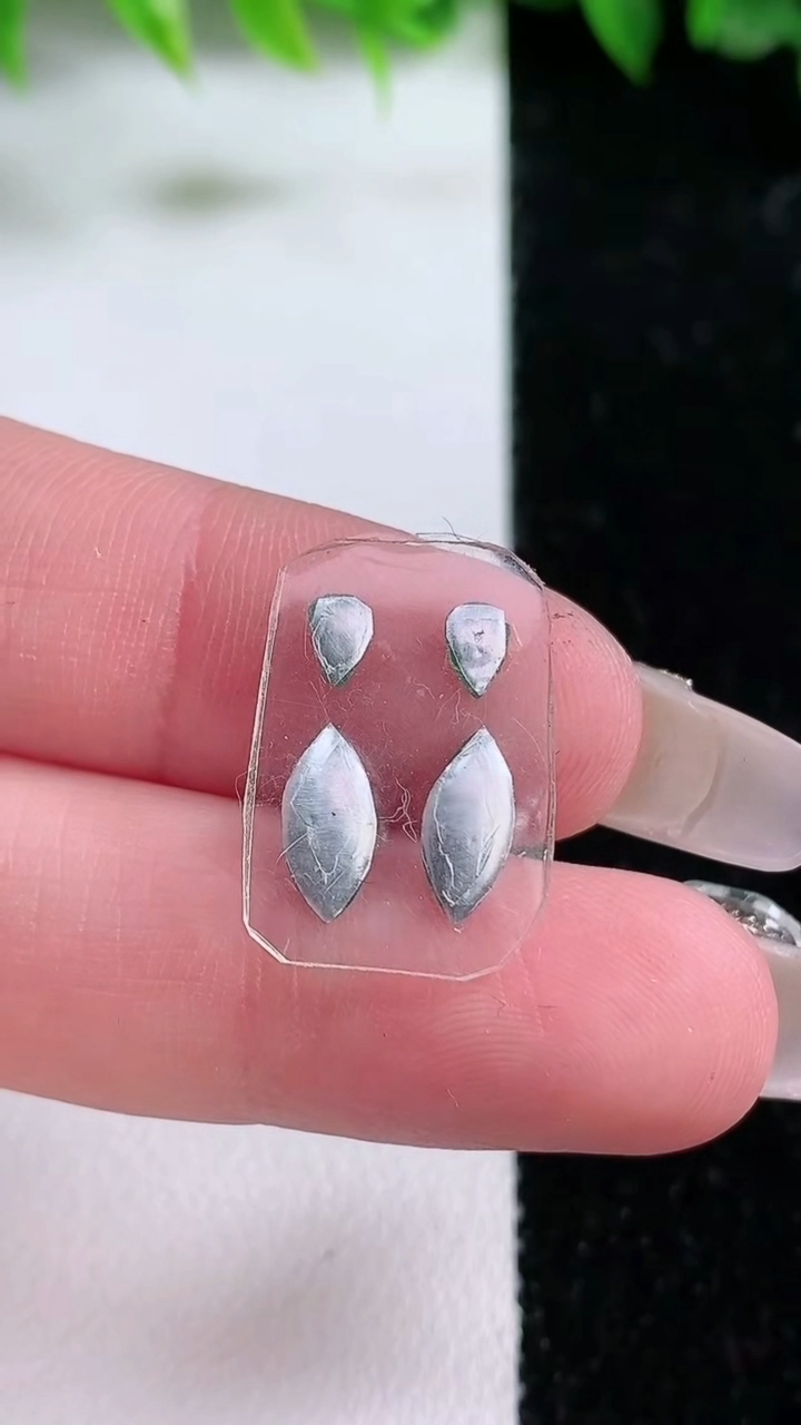 天然A货翡翠随形镶嵌件一手，尺寸9-4.2-2.8，重:0.44g
3月10日