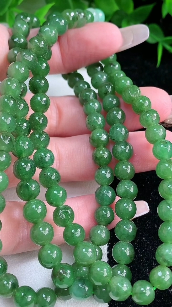 天然A货翡翠圆珠项链，尺寸6.5-108颗，重:51.38g3月10日
工厂直销收藏佳品,种好水足，色泽均匀，有种有色，上手高大气！