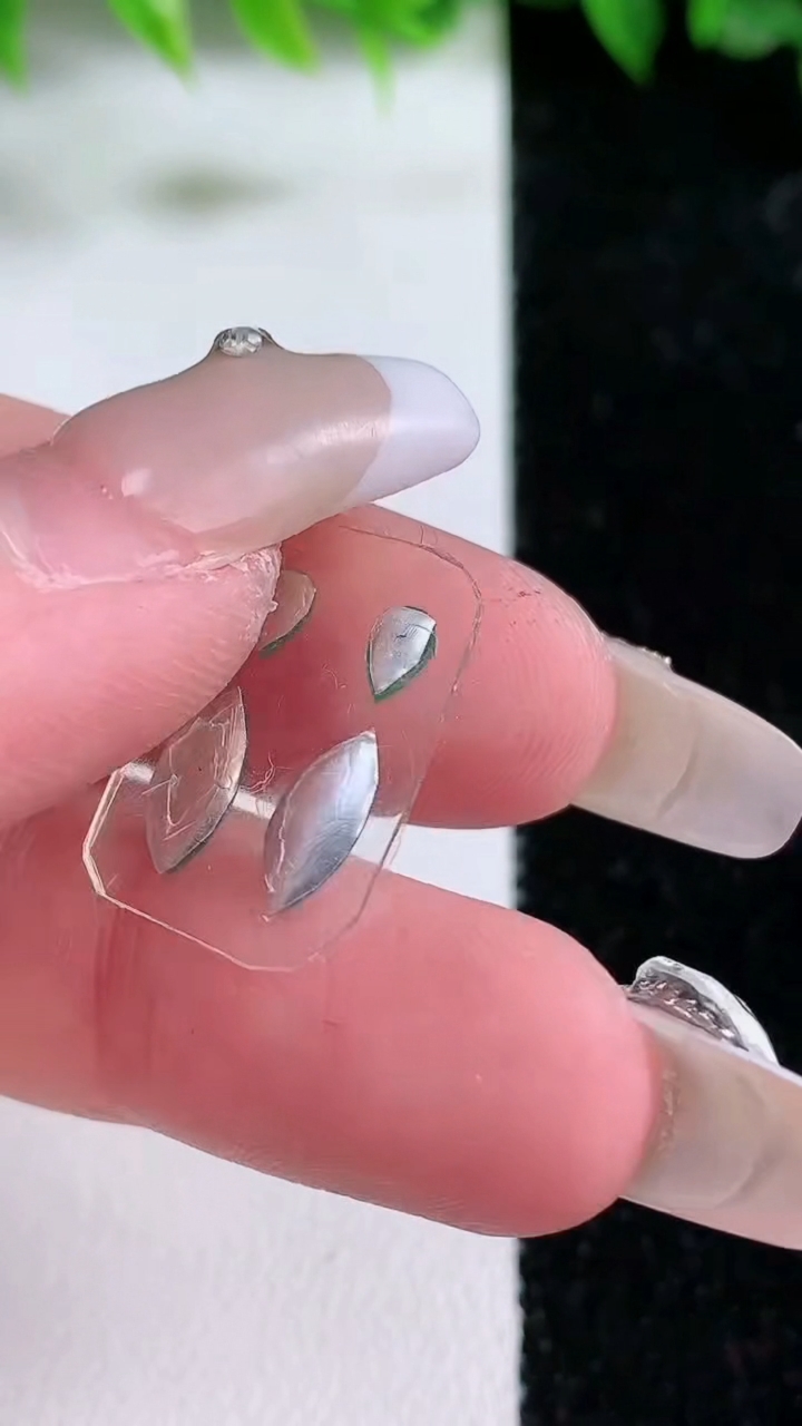 天然A货翡翠随形镶嵌件一手，尺寸9-4.2-2.8，重:0.44g
3月10日