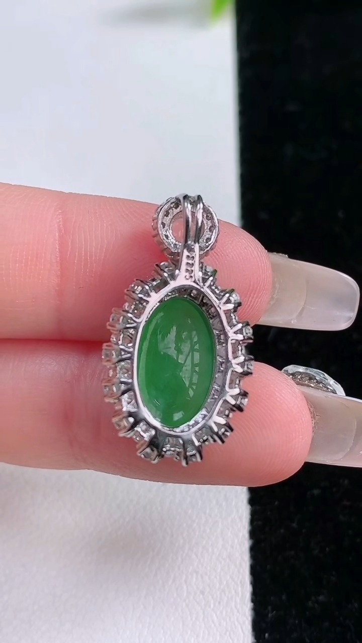 天然A货翡翠蛋面吊坠，尺寸26-13-8.5，裸石14.2-8.8重量:3.63g
3月11日