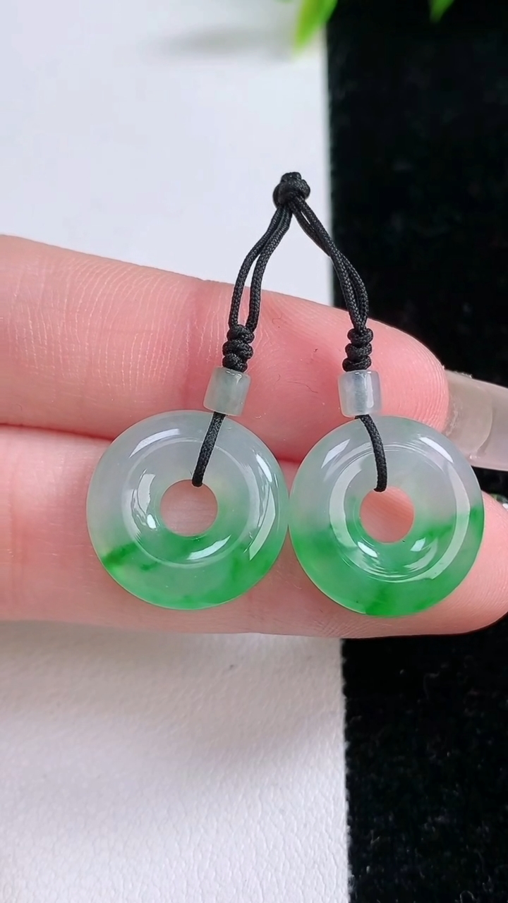 天然A货翡翠平安环吊坠一对，尺寸15.8-3.3，重量:4.39g
3月11日