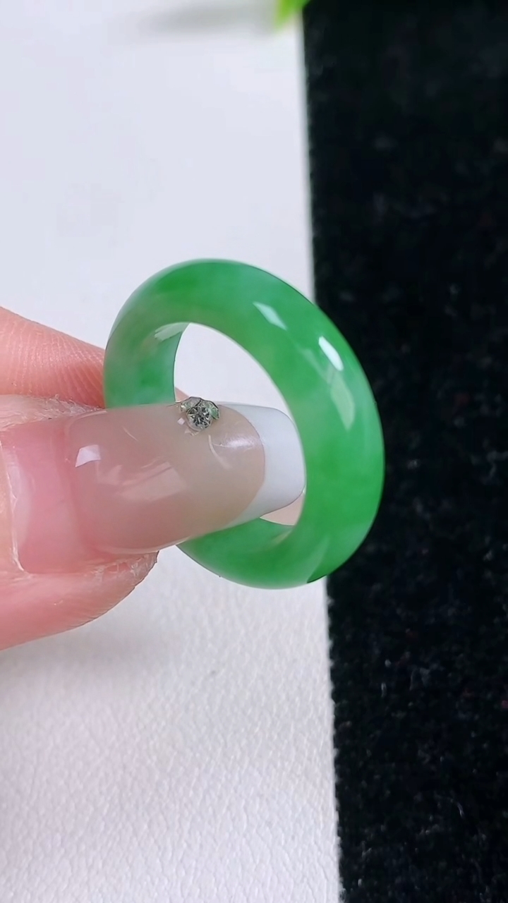 天然A货翡翠指环戒指，尺寸17.3-5.7-3.3，重量:4.01g2026年3月11日
工厂直销收