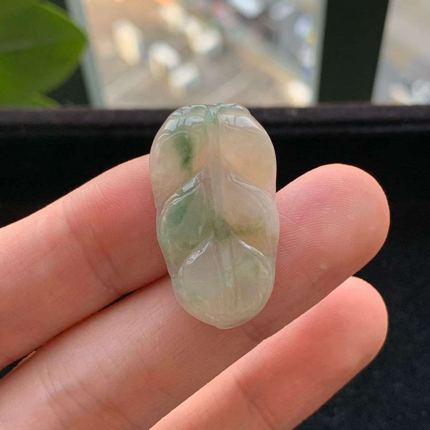 A货天然翡翠冰糯种飘绿叶子吊坠重量3.51
3月11日