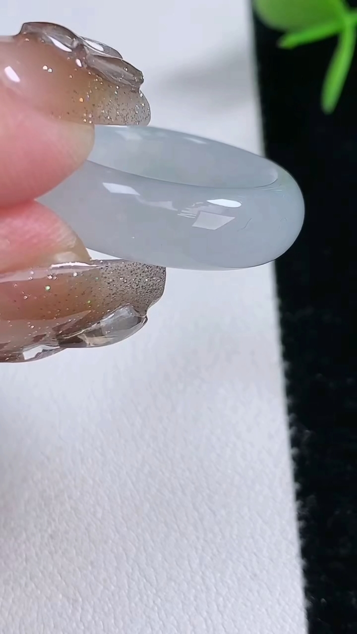 天然A货翡翠玉指环戒指，尺寸18.2-6.5-3.5，重量:4.72g2026年3月11日
工厂直销收藏佳品,种好水足，色泽均匀，有种有色，上手高大气！