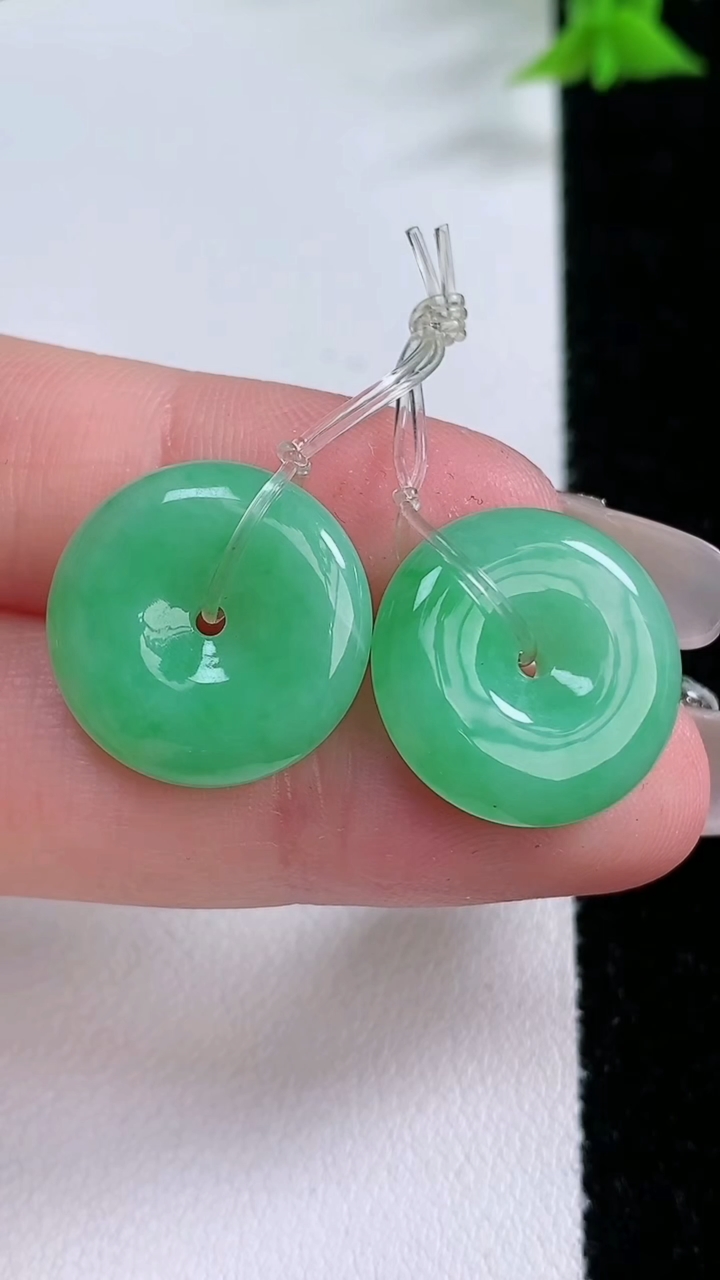 天然A货翡翠平安扣吊坠一对，尺寸17.2-4.6，重量:6.11g
3月11日