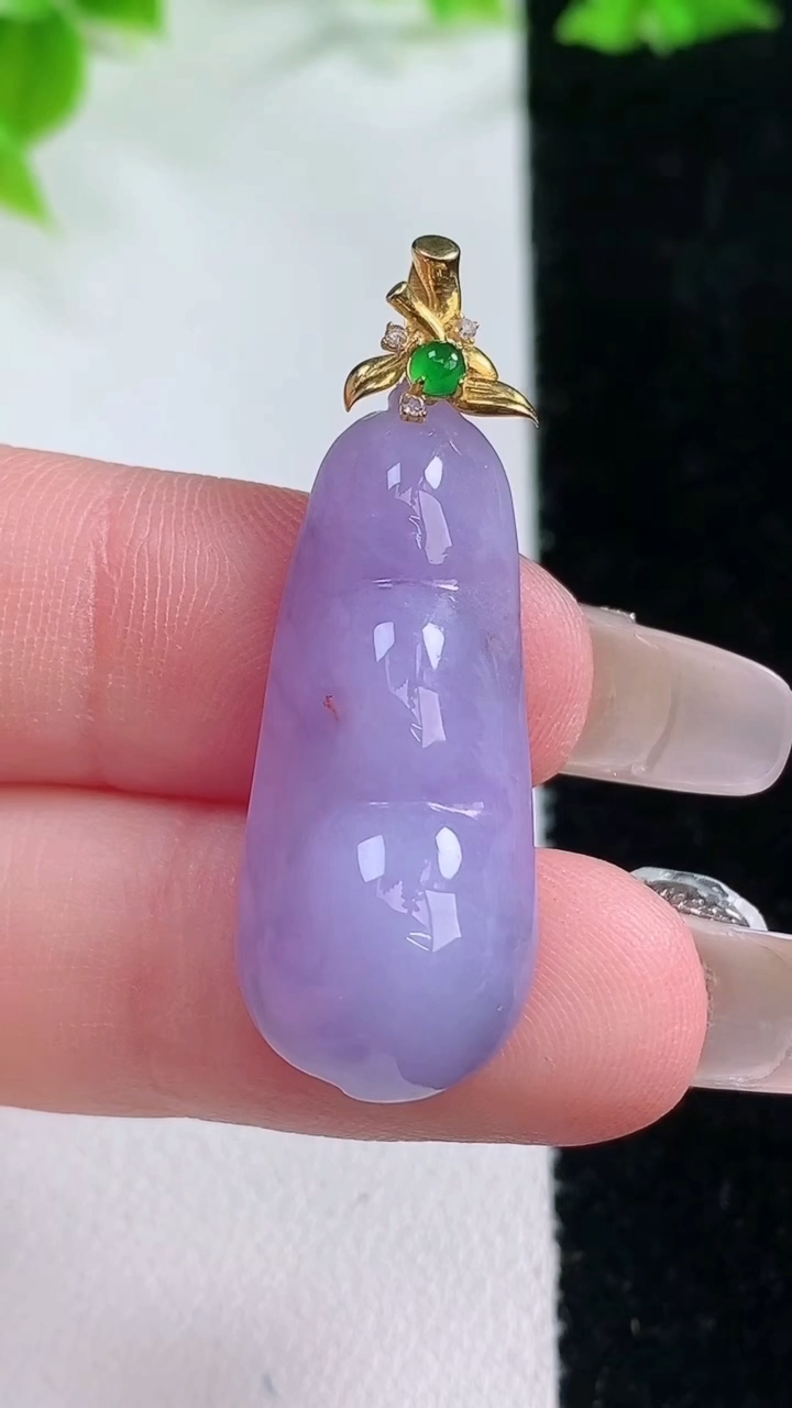 天然A货翡翠18K金紫罗兰福豆吊坠，尺寸31.7-12.3-6.4，重量:4.56g
3月11日