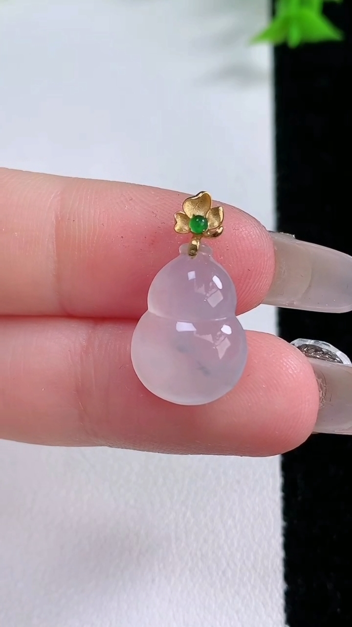 天然A货翡翠种飘花葫芦吊坠，尺寸15.2-11.7-4.5，重量:1.49g
3月11日