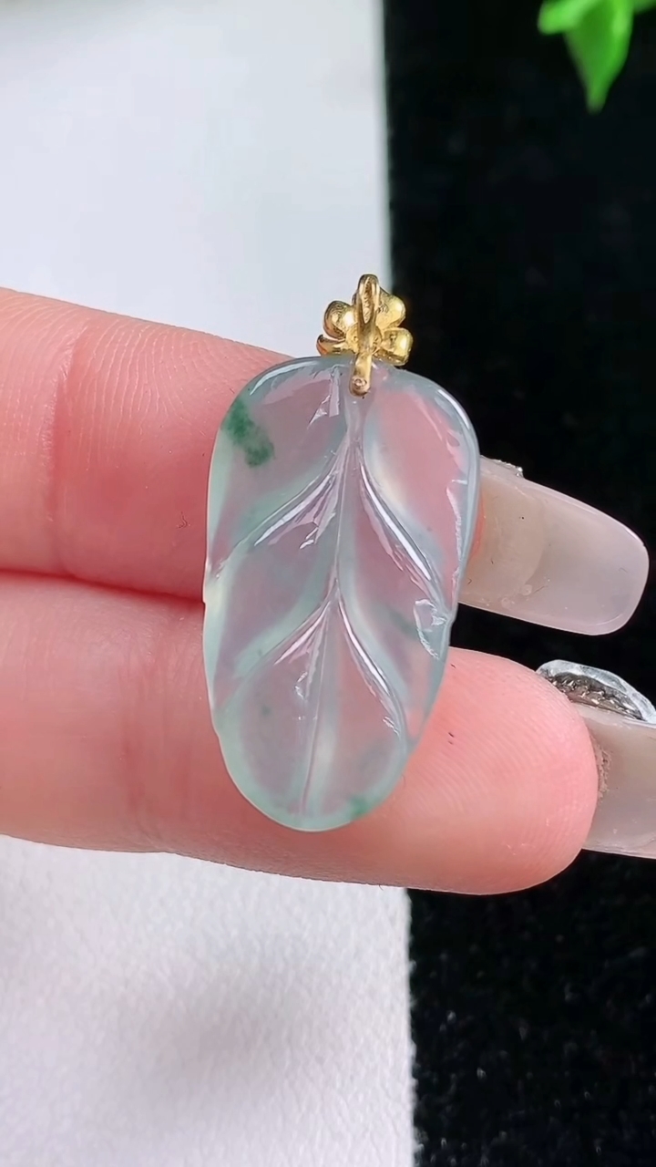 天然A货翡翠种飘花金枝玉叶 叶子吊坠，尺寸22.8-13.6-3.2，重量:2.16g
3月11日