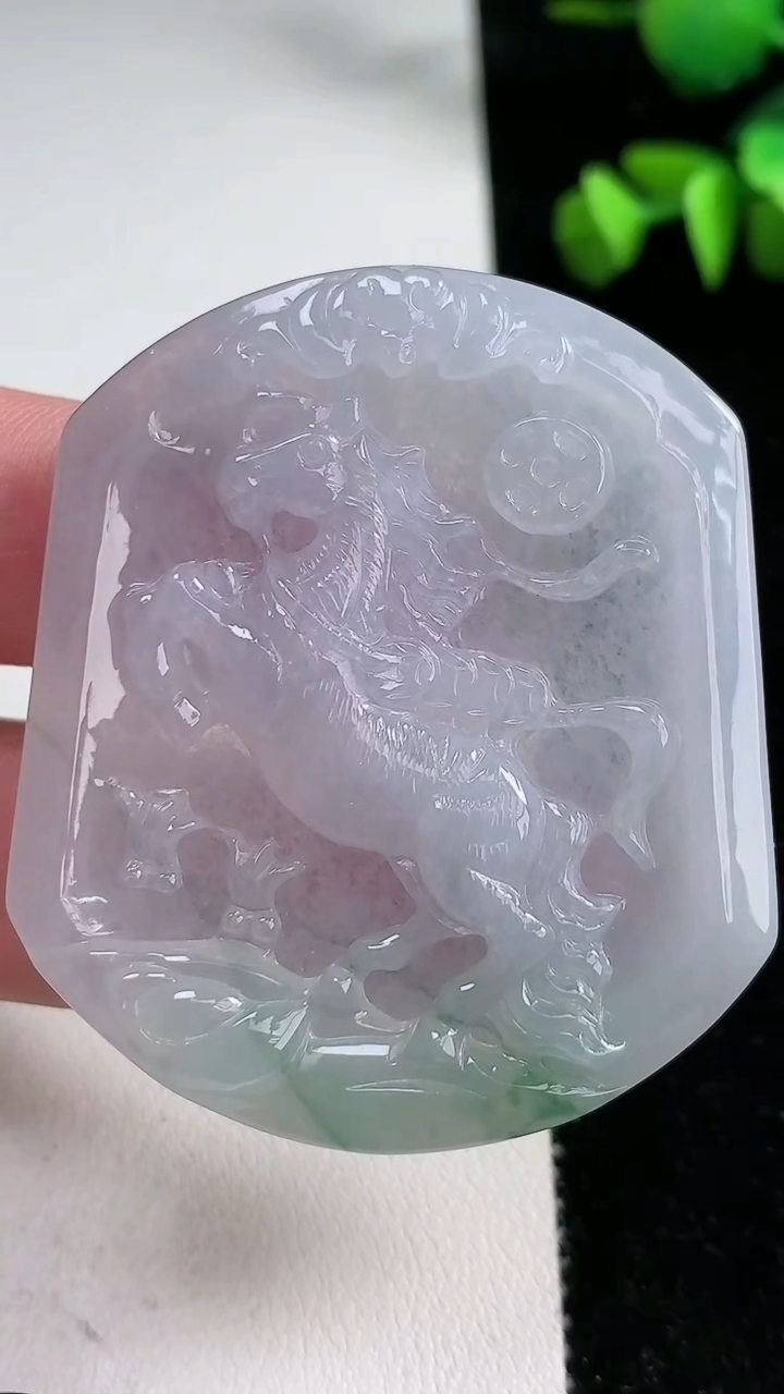 天然A货翡翠冰种飘花生肖马吊坠，尺寸51-44.5-5.3，重量:23.31g
3月11日