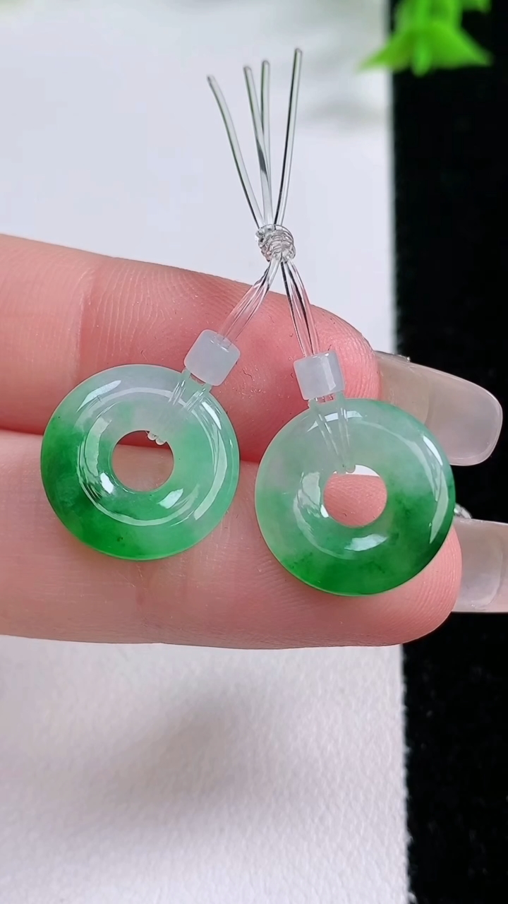 天然A货翡翠平安环吊坠一对，尺寸14-2.6，重量:2.23g
3月11日