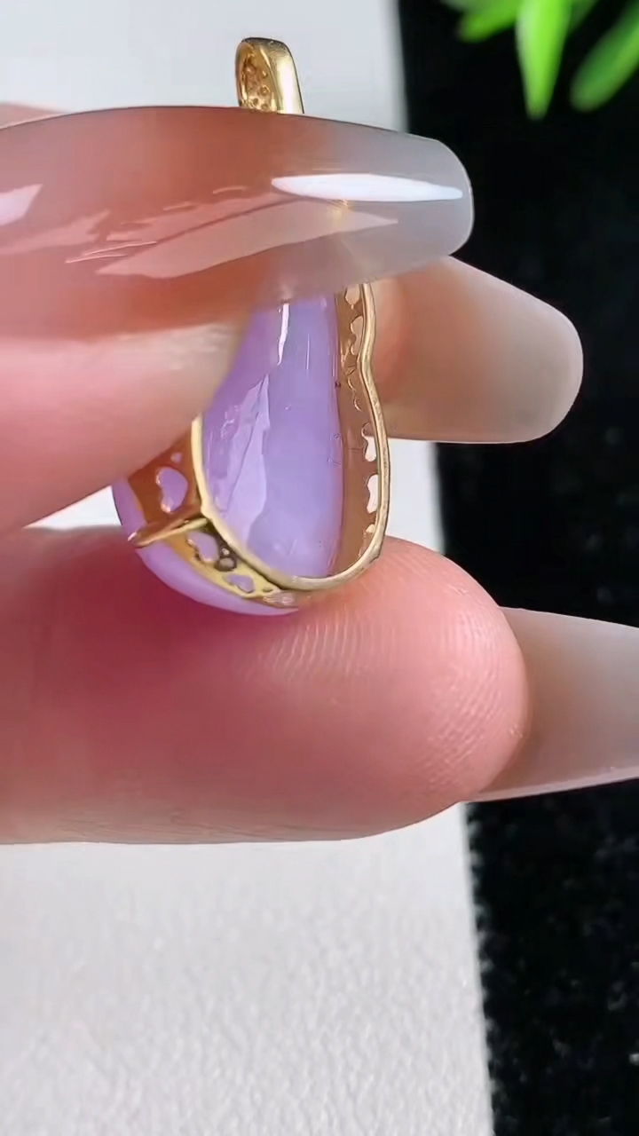 天然A货翡翠18k金紫罗兰葫芦吊坠尺寸22.2-12-8.4，重量:5.28g
3月11日