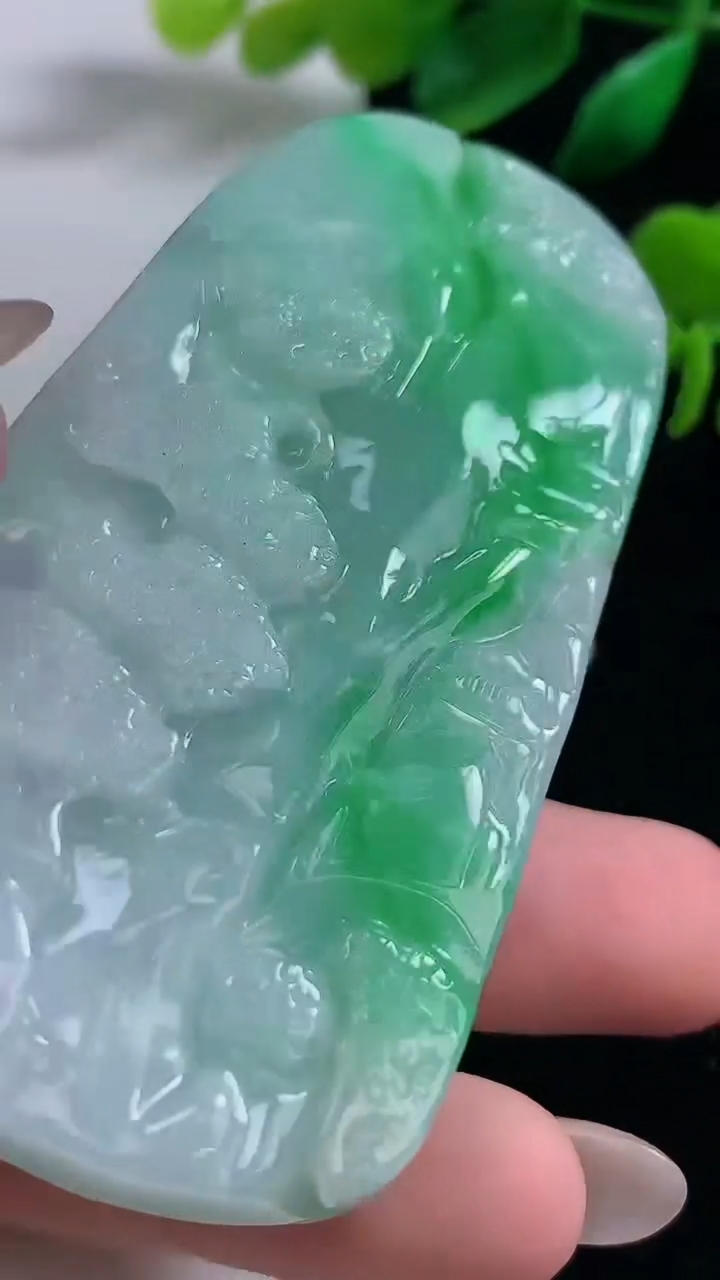 天然A货翡翠山水牌吊坠，尺寸73.2-40-13.2，重:82.43g
3月11日