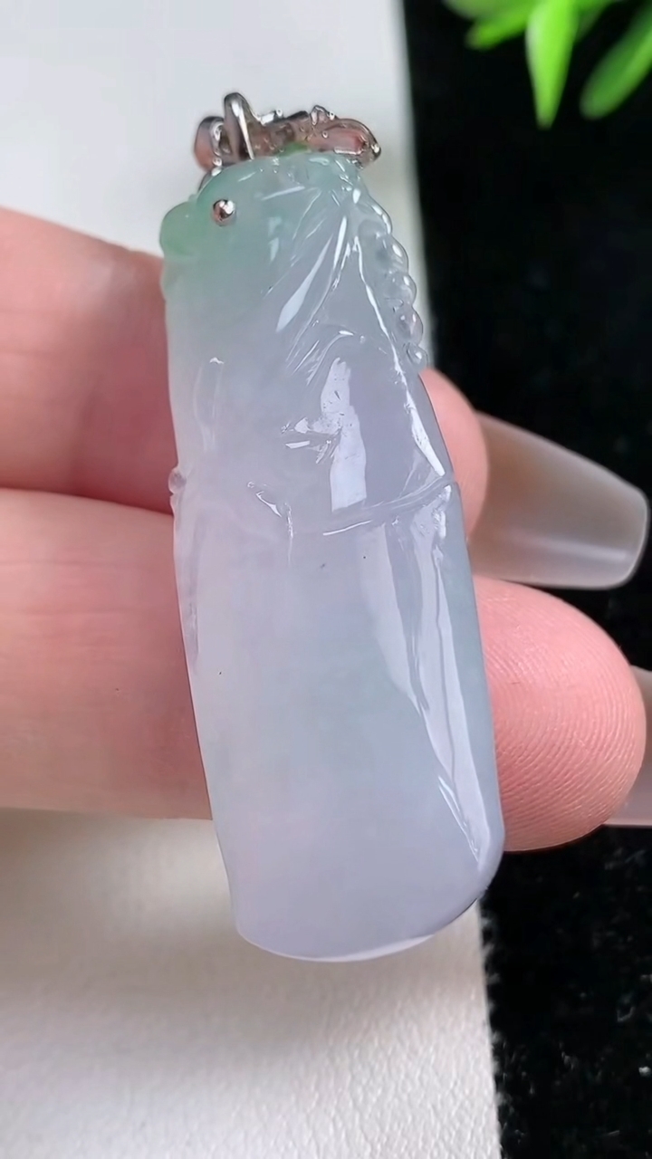 天然A货翡翠节节高升 竹节吊坠，尺寸42.7-16-11.3，重量:15.60g
3月11日