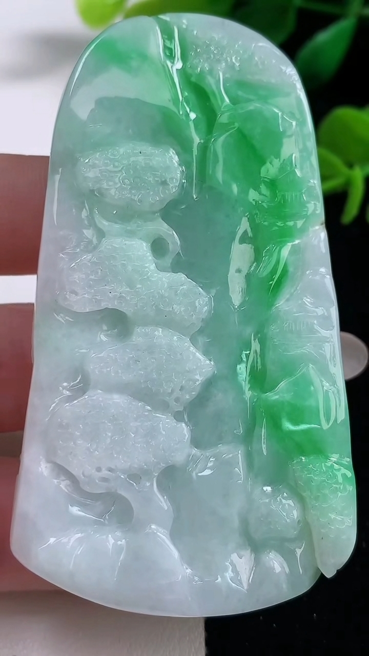 天然A货翡翠山水牌吊坠，尺寸73.2-40-13.2，重:82.43g
3月11日