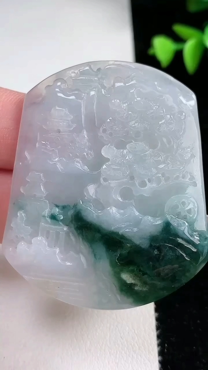 天然A货翡翠牌吊坠，尺寸52-43-5.5，重量:27.20g
3月12日