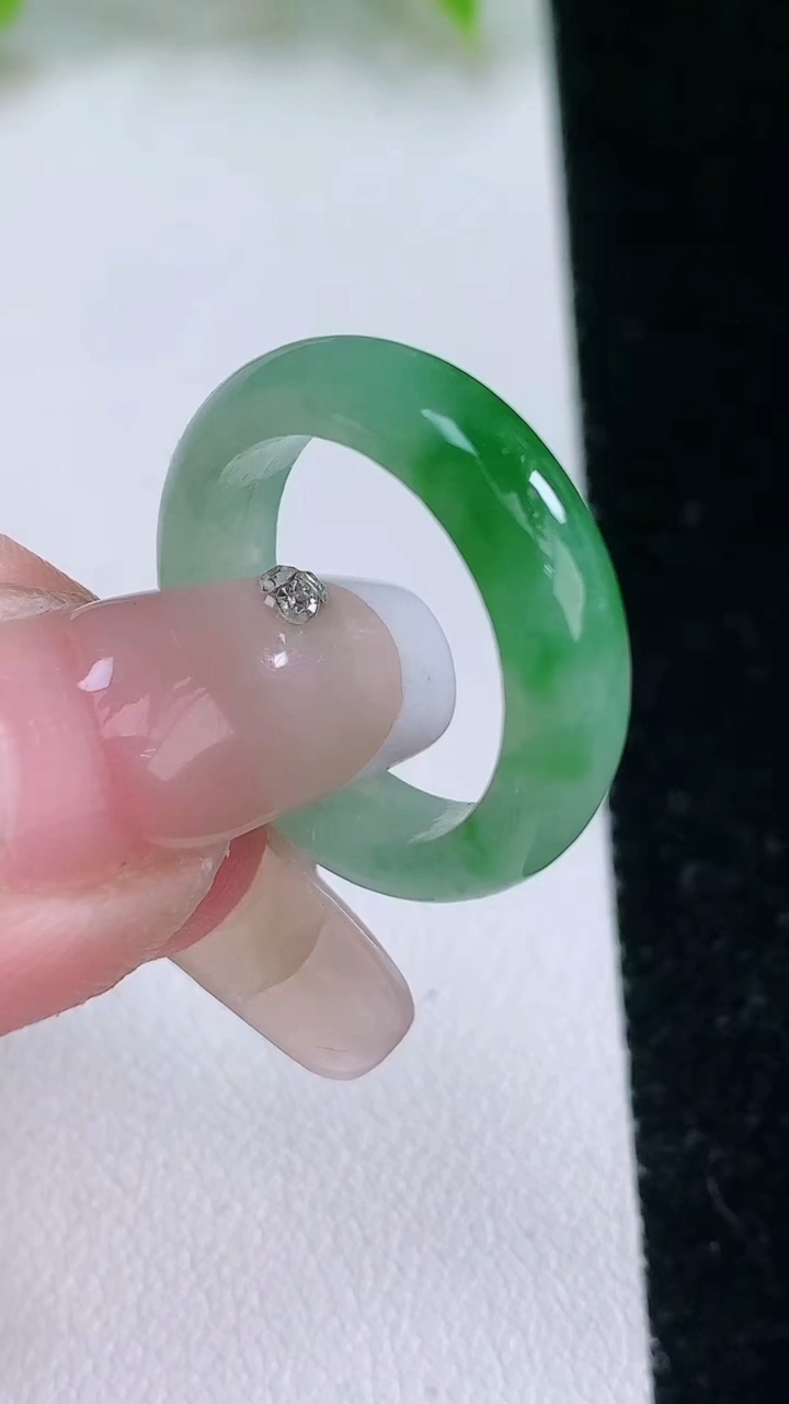 天然A货翡翠指环戒指，尺寸17.4-5.2-3，重量:3.50g2026年3月11日
工厂直销收藏佳