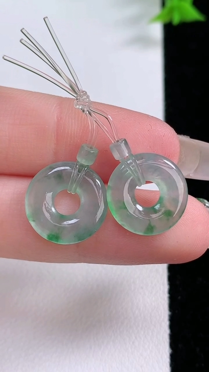 天然A货翡翠平安环吊坠一对，尺寸14.2-2.2，重量:2.05g
3月11日