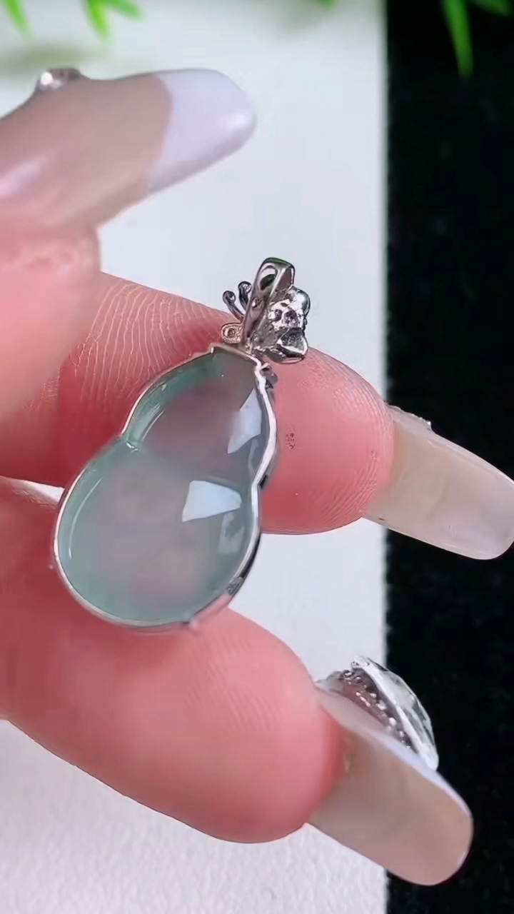 天然A货翡翠18K金飘花葫芦吊坠，尺寸18.3-12.3-6.4，重量:3.13g
3月11日