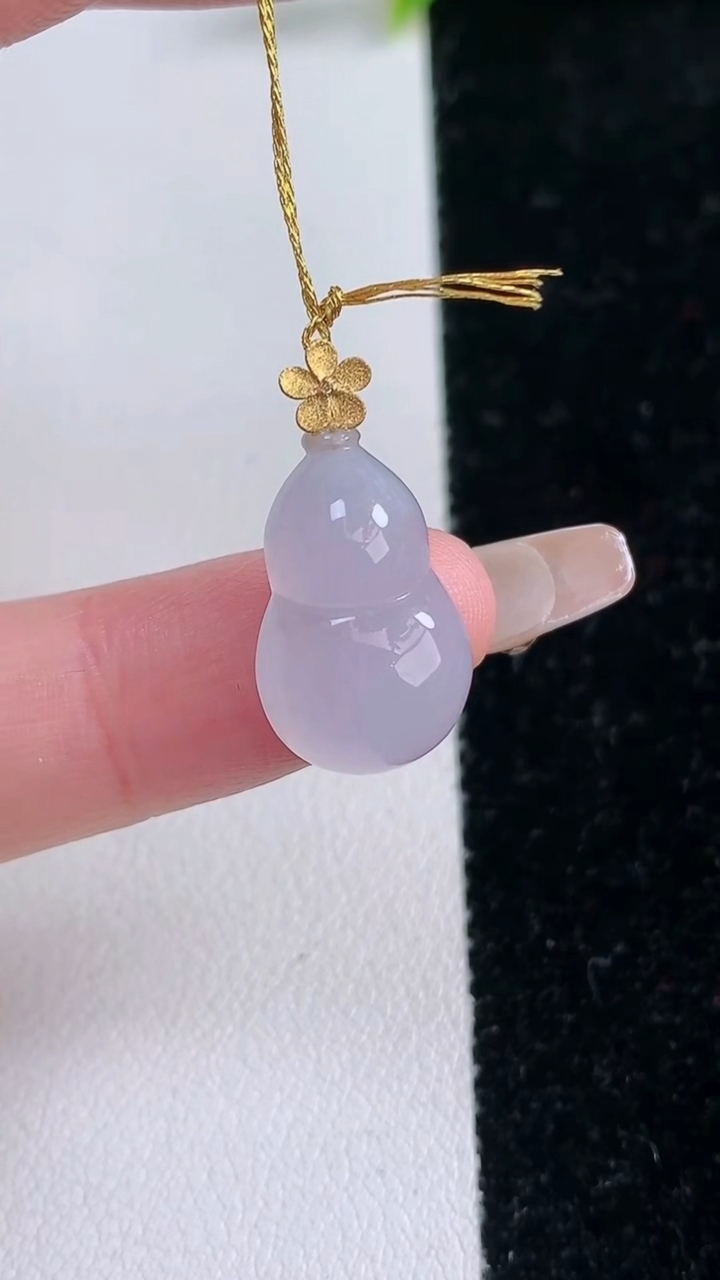 天然A货翡翠18K金紫罗兰葫芦吊坠，尺寸17.6-11.3-5.7，重量:2.03g
3月11日