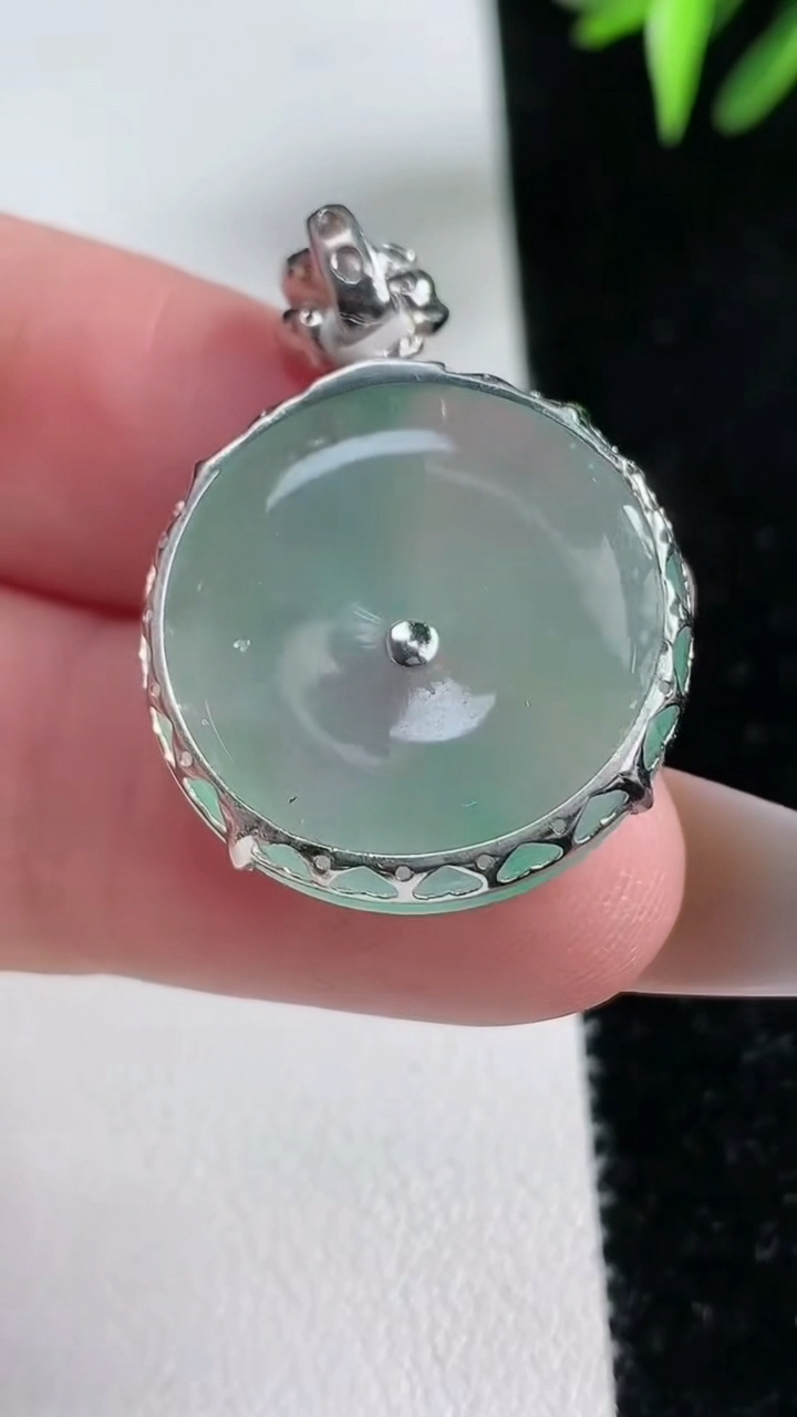 天然A货翡翠平安扣吊坠，尺寸22.8-5，重量 5.79g
3月11日