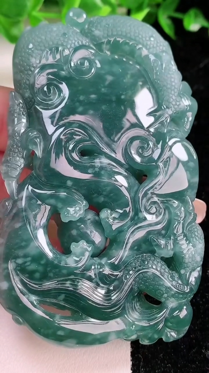天然A货翡翠龙牌吊坠，尺寸82.5-48-13.5，重:82.56g
3月11日